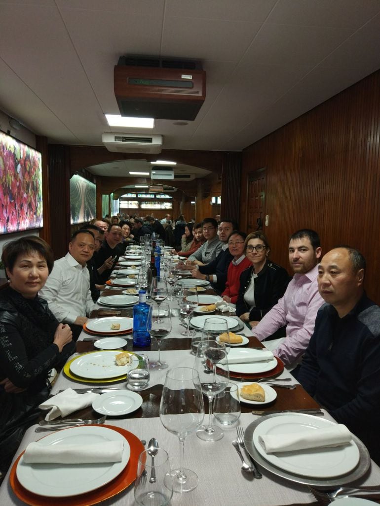 Una delegación ribereña participa en los primeros actos de presentación de la tienda de venta de vinos y promoción enoturística abierta por San Gabriel en Fuenlabrada