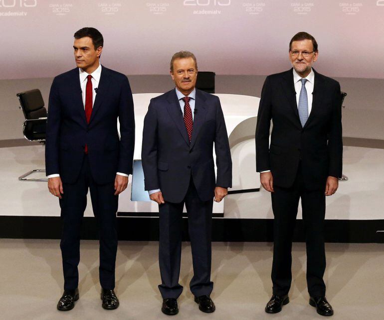 Spain&#039;s Prime Minister and ruling People&#039;s Party (PP) leader Mariano Rajoy (R) and Socialist leader Pedro Sanchez stand as host Manuel Campo Vidal (C) looks on before a live televised debate in Madrid, Spain, December 14, 2015.   REUTERS Juan Medina