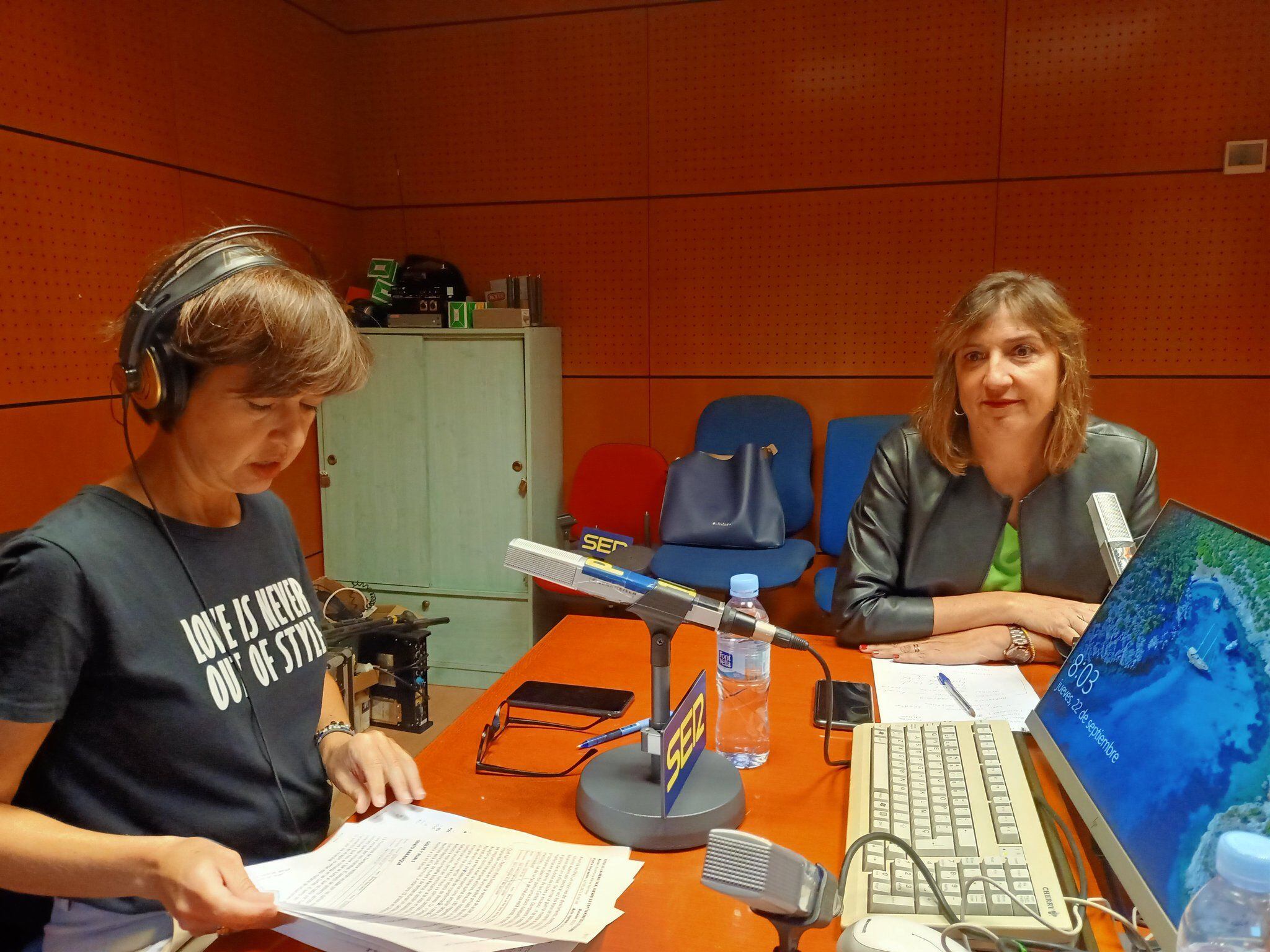 La portavoz del PSOE, Lola Ranera, en La Rebotica de Radio Zaragoza. A la izquierda, Eva Pérez Sorribes