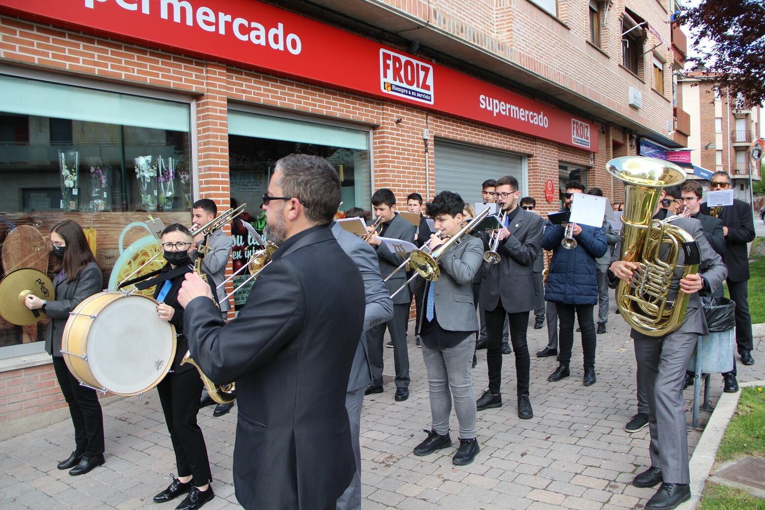 La Banda de Música de Cuéllar ameniza el paso de la 62 edición de la Clásica Ciclista de la Chuleta