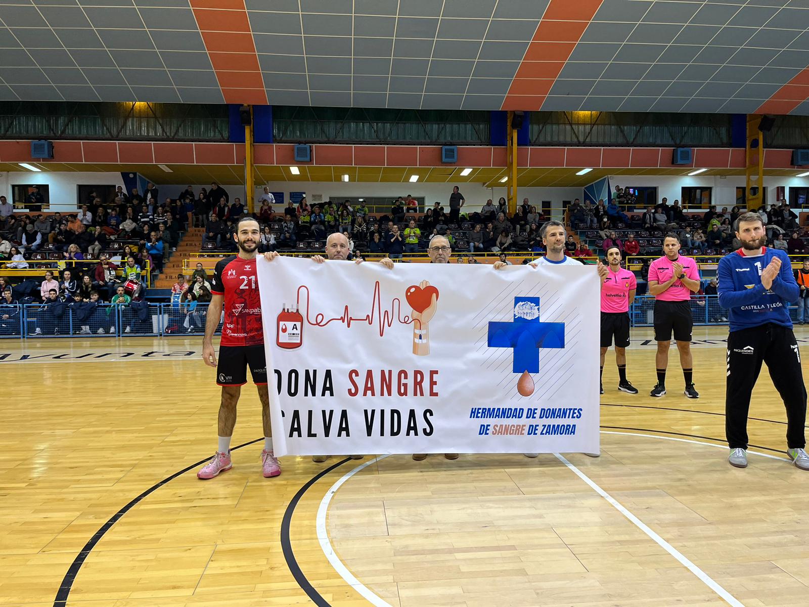 Imagen del Balonmano zamora y el Balonmano Burgos posando antes del encuentro