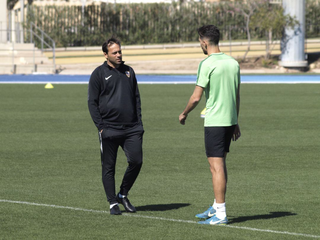 Fran Fernández hablando con Juan Ibiza en el Anexo.