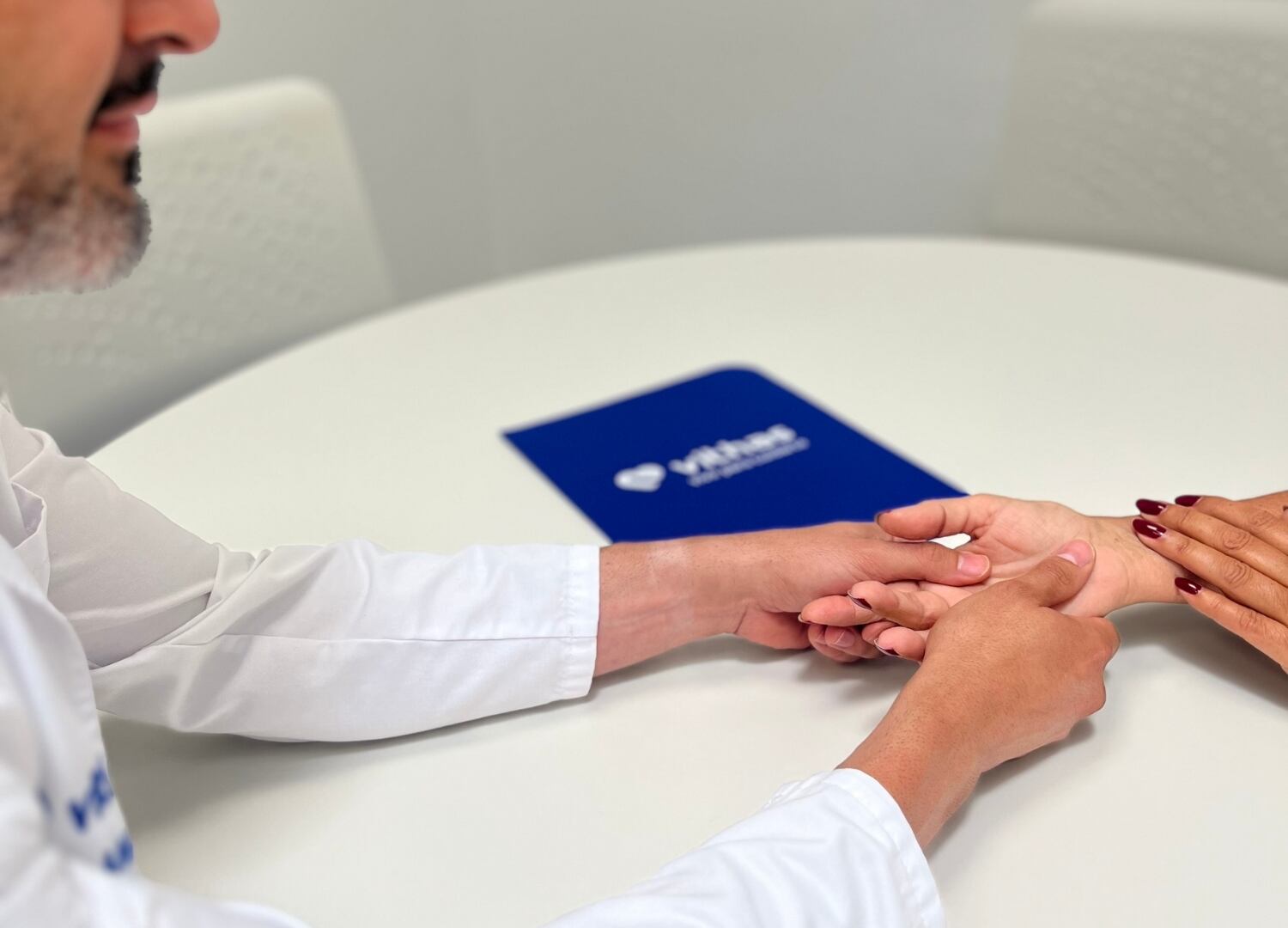 La hiperhidrosis se caracteriza por una sudoración excesiva en áreas como las manos