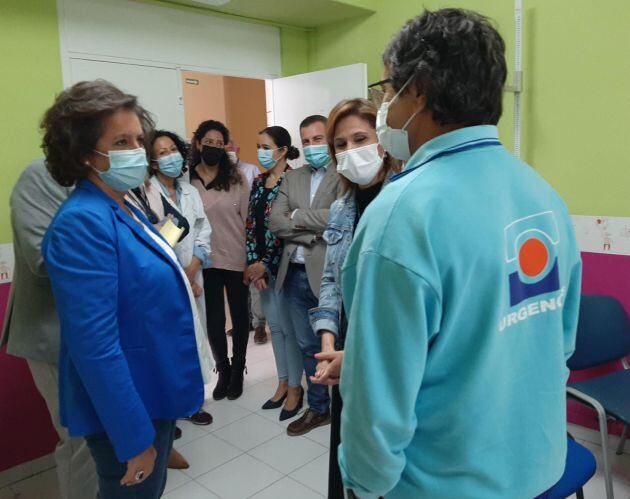 Lina García en su visita al centro de salud de Peal de Becerro