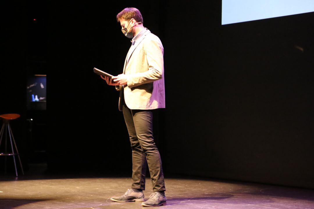 El conseller de Desperta Laurèdia, Cerni Cairat, durant la seva intervenció a la reunió de poble del dimarts.