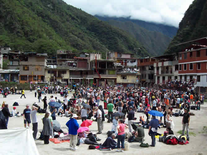 Las inundaciones dejan más de 10.000 damnificados en el sur de Perú.- Los visitantes aguardan ser evacuados por aire