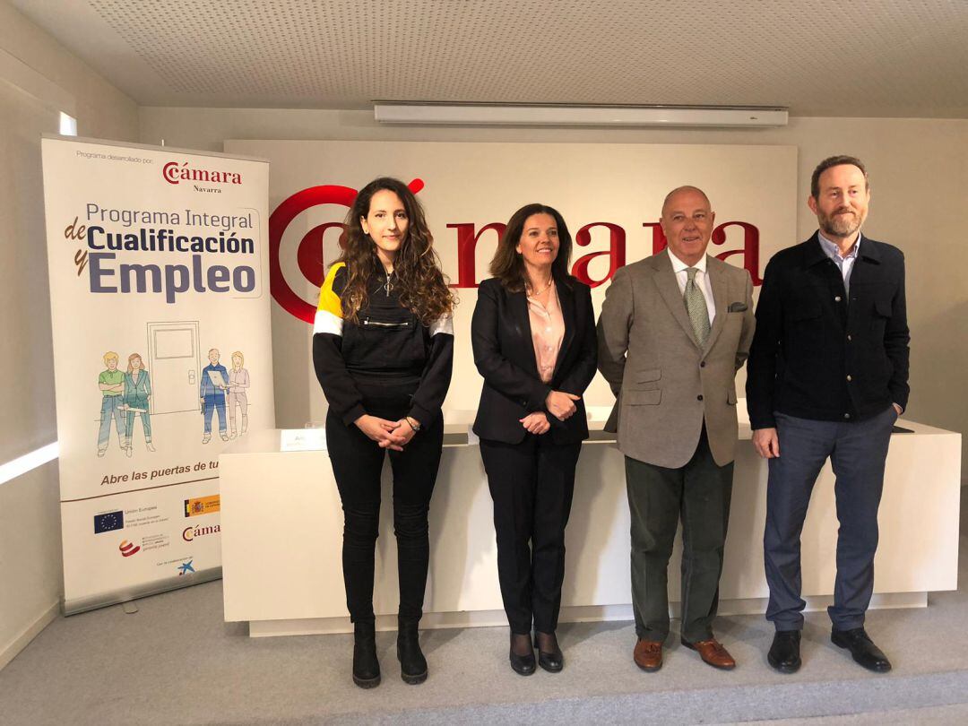 Amaia Villanueva, beneficiaria de la beca; Ana Díez Fontana directora territorial de CaixaBank en Navarra; Javier Taberna, presidenta de la Cámara de Comercio y Daniel Palacio, CEO & Founder de la empresa Tutti Pasta. 