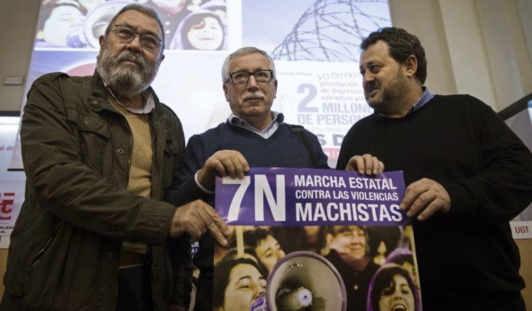 Los secretarios generales de CCOO, Ignacio Fernández Toxo (c); UGT, Cándido Méndez (i), y USO, Julio Salazar (d), sostienen un cartel de la marcha estatal contra la violencia machista que se llevará a cabo el día 7 de noviembre