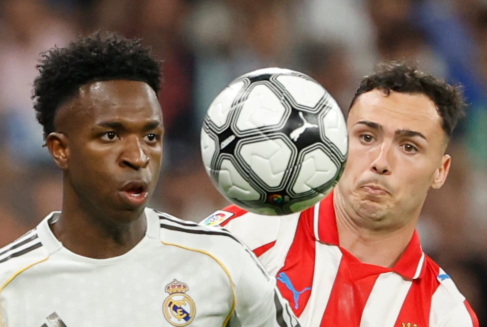 Vinicius Júnior y Arnau Martínez buscan controlar el balón destinado para LaLiga Retro