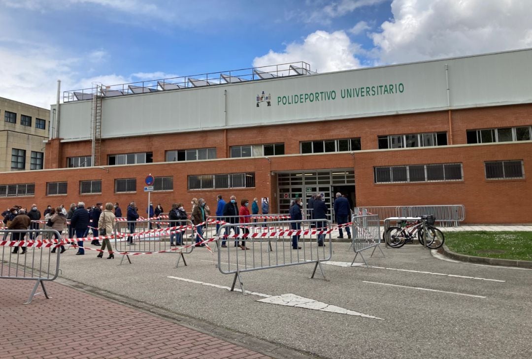 Entrada al Polideportivo Universitario en una de las vacunaciones masivas contra la Covid-19