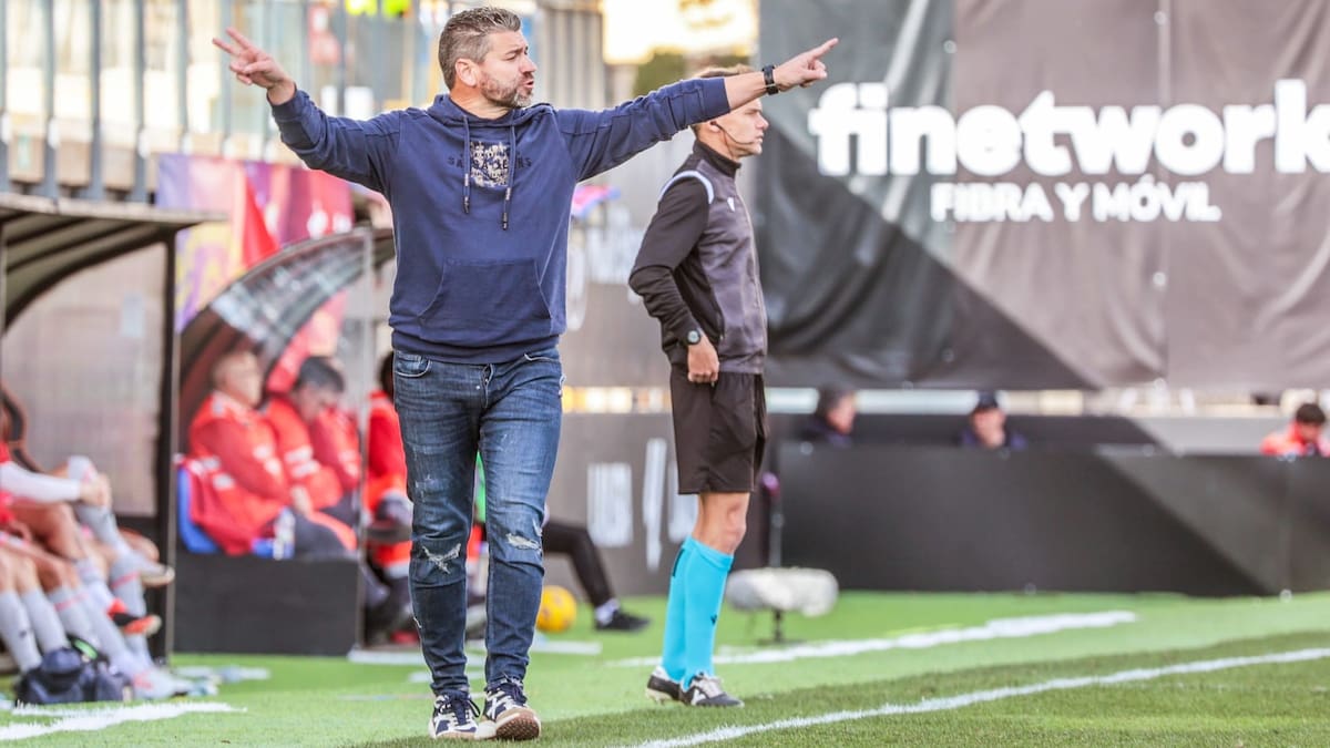Fernando Estévez, entrenador del Eldense, antes de recibir al Villarreal B