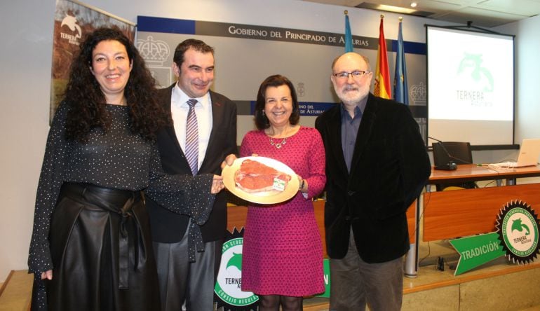 De izquierda a derecha: Elena Cebada y Rubén Fernández, gerente y director respectivamente de la IGP Ternera Asturiana; la consejera de Desarrollo Rural y Recursos Naturales, María Jesús Álvarez; y el director general, Jesús Casas.