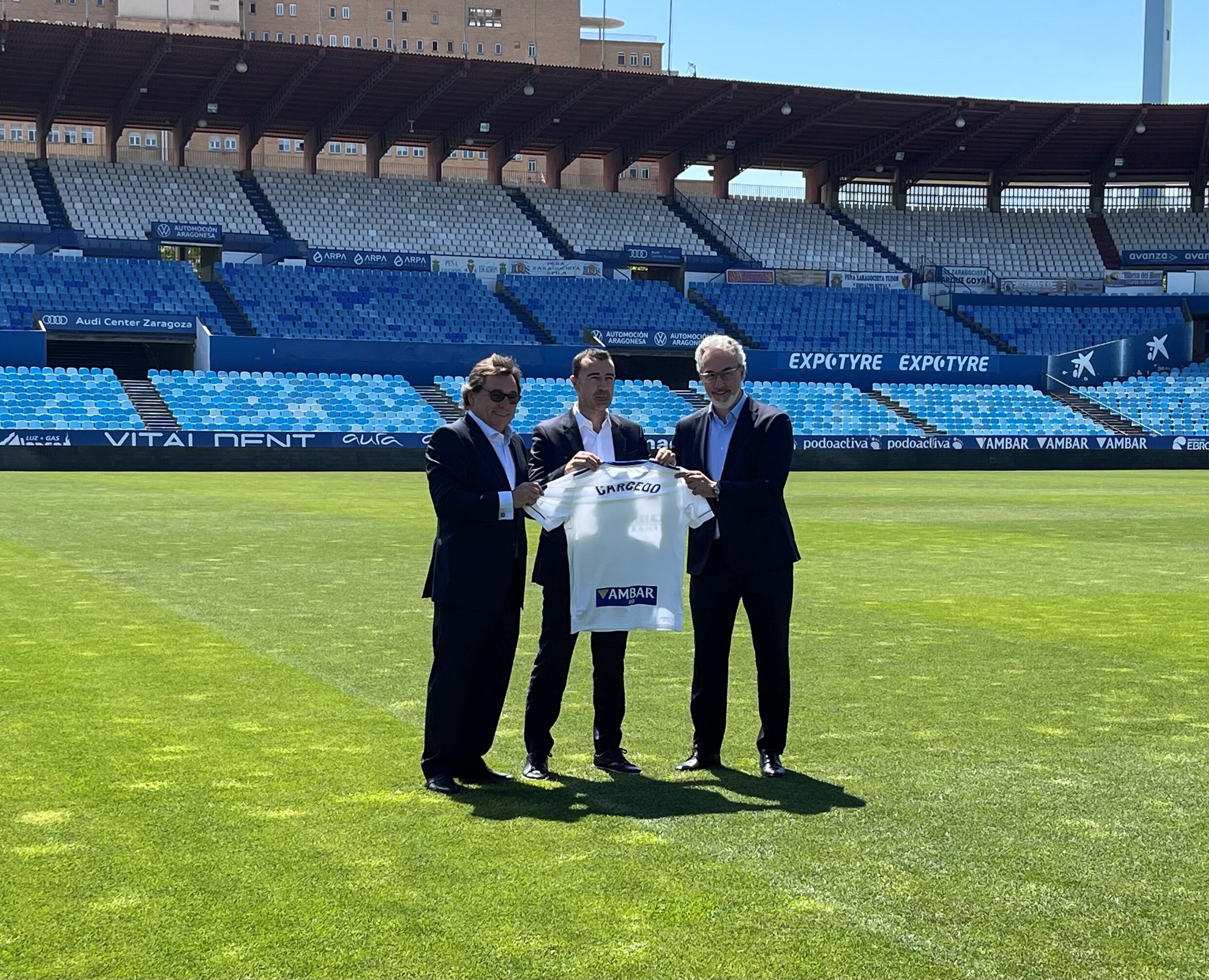 Carcedo posa, junto a Sanllehí y Torrecilla, con la camiseta del Real Zaragoza