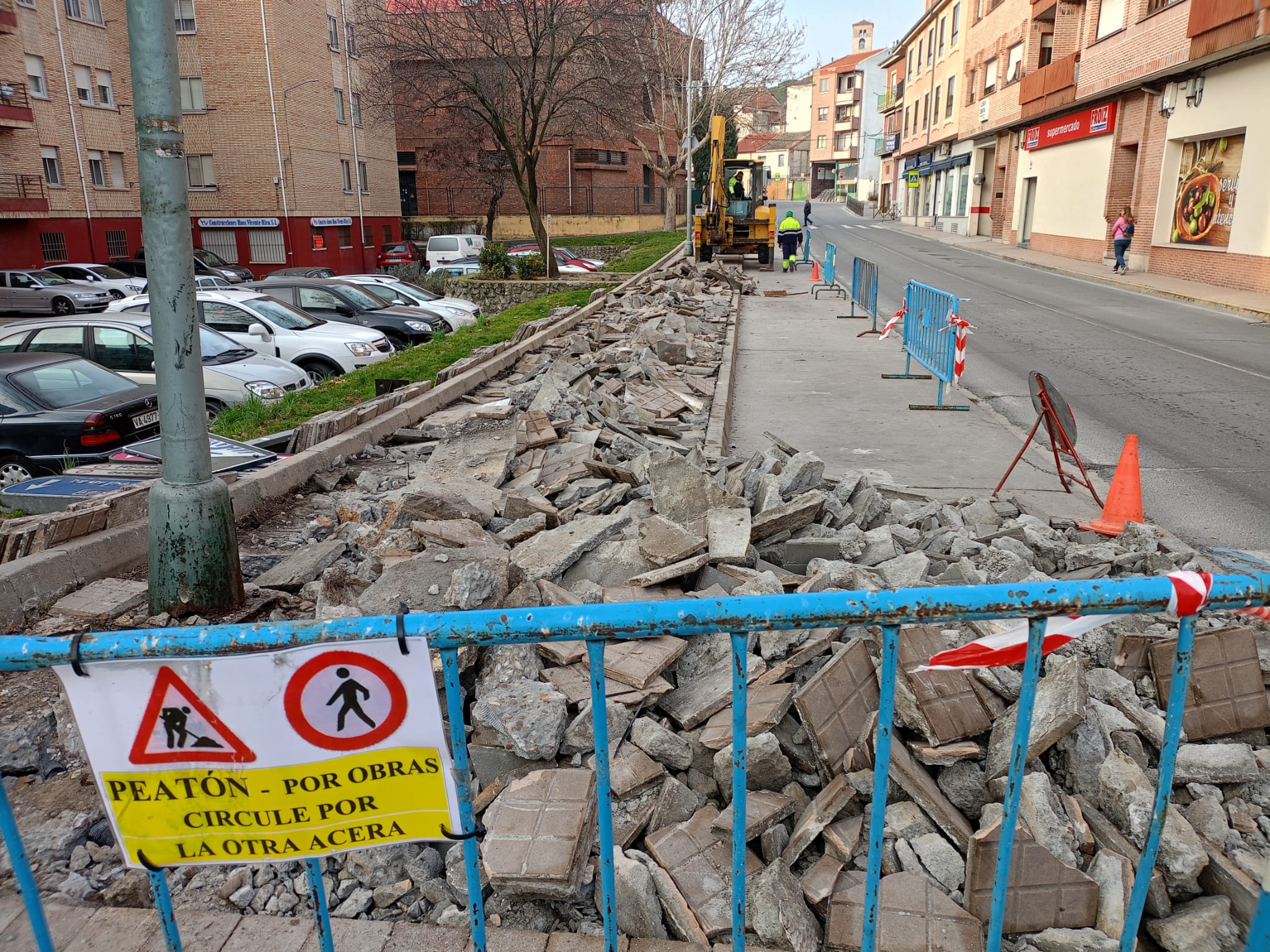 Obras en la acera de la calle Gabriel García Márquez de Cuéllar