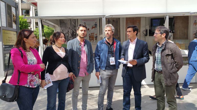 El candidato socialista a la Alcaldía de Granada, Paco Cuenca, y el grupo del PSOE en el Ayuntamiento visitando este miércoles la Feria del Libro de Granada