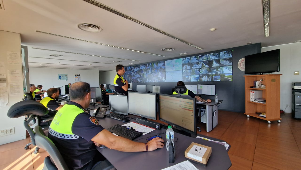 Las pantallas de la sala de control de tráfico de la Policía Local de Granada han vivido una mañana con menos tráfico del habitual en un jueves en el primer día de la Cumbre Europea en la capital