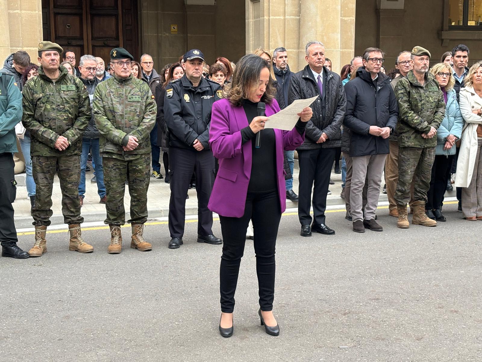 Momento de la lectura del manifiesto este 25N ante la Subdelegación del Gobierno