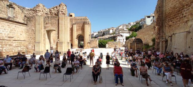 Las ruinas de Santa María recogen el acto de agradecimiento a un centenar de mujeres