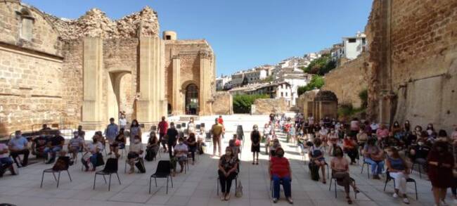 Las ruinas de Santa María recogen el acto de agradecimiento a un centenar de mujeres