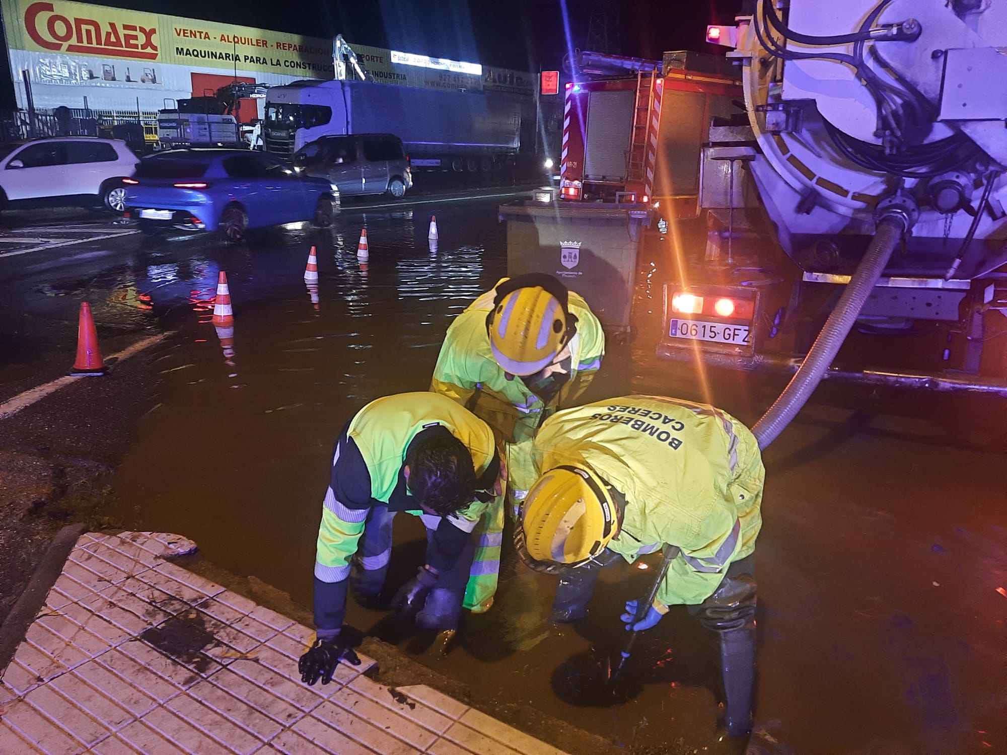 Bomberos de la Diputación trabajando en el polígono