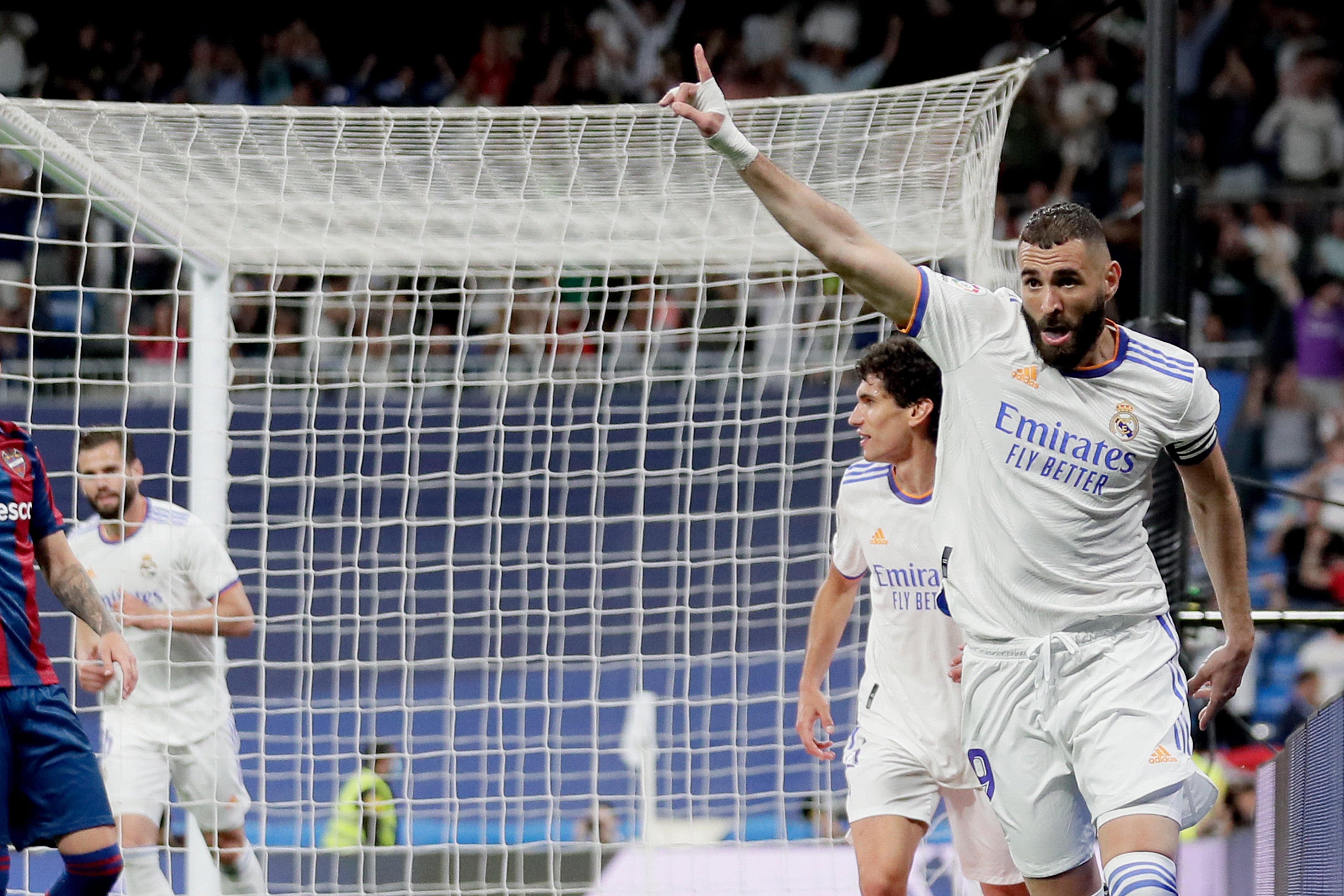 Benzema celebra su 323º gol con el Real Madrid.