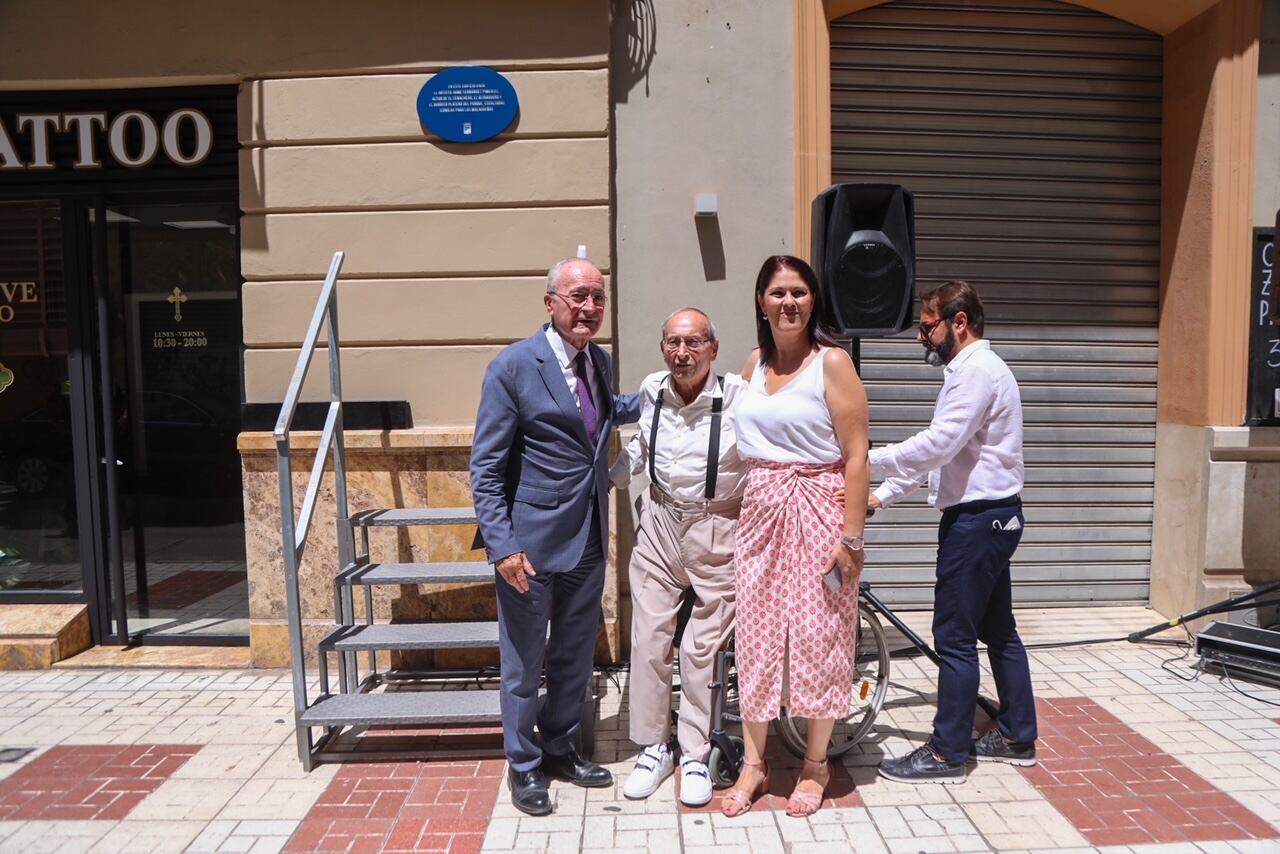 El escultor, Jaime Pimentel, junto al alcalde de Málaga y a la concejala de cultura, Noelia Losada