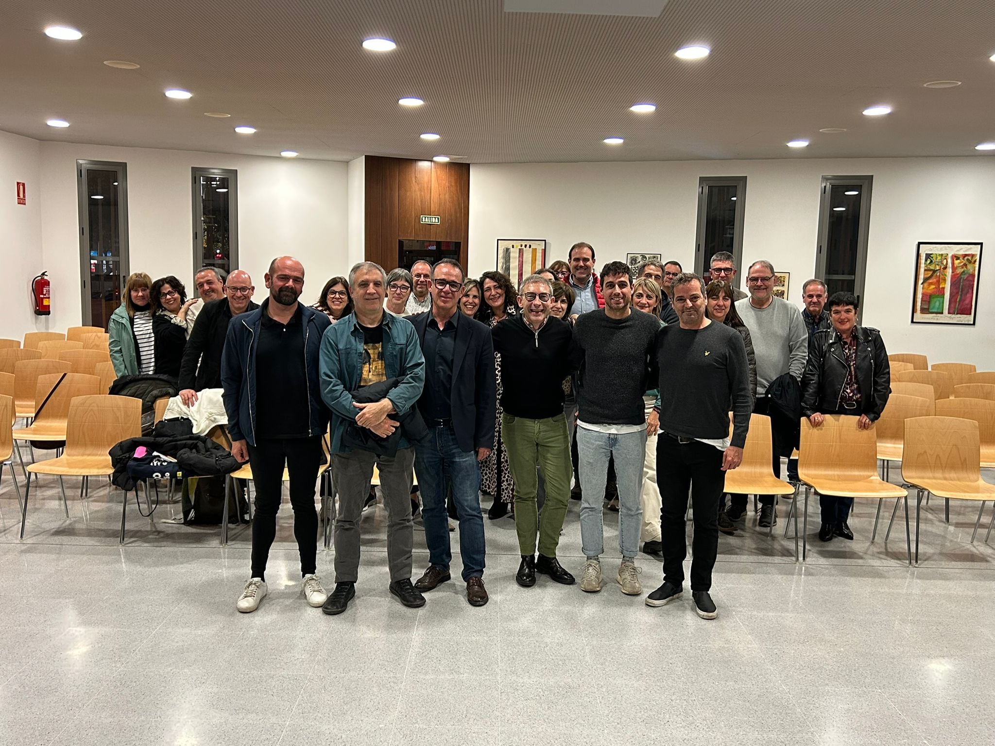 Luis Costa, promotor y propietario de la sala ‘El Veintiuno’ de Huesca, Álvaro Fuentes, músico y fundador de la Oreja de Van Gogh, Jorge Gallart, miembro de The Moorland y organizador del festival FAT y como moderador, el escritor y sociólogo, Josep Espluga.