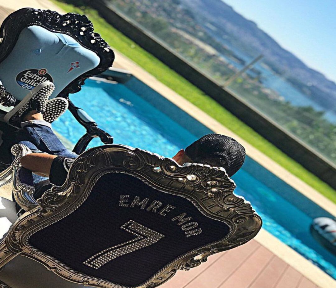 Emre Mor en su casa de Vigo