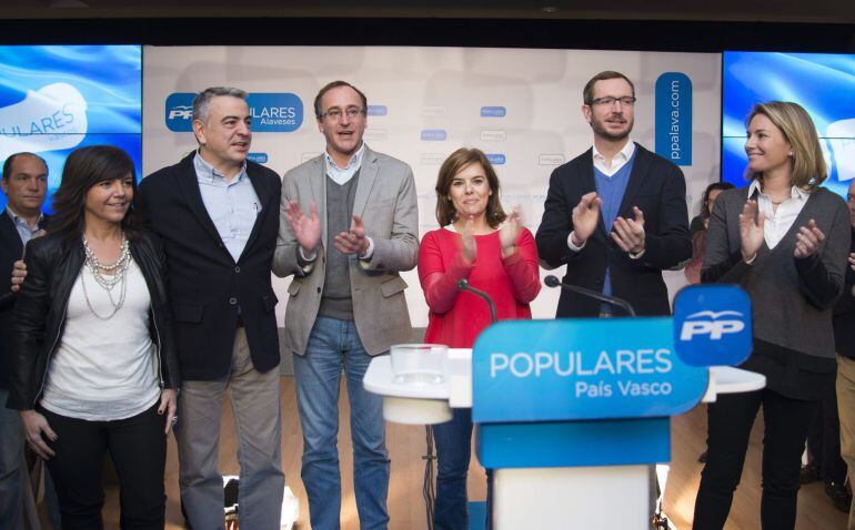 La vicepresidenta del Gobierno acompañada en Vitoria del Ministro Alonso y la plana mayor del PP vasco