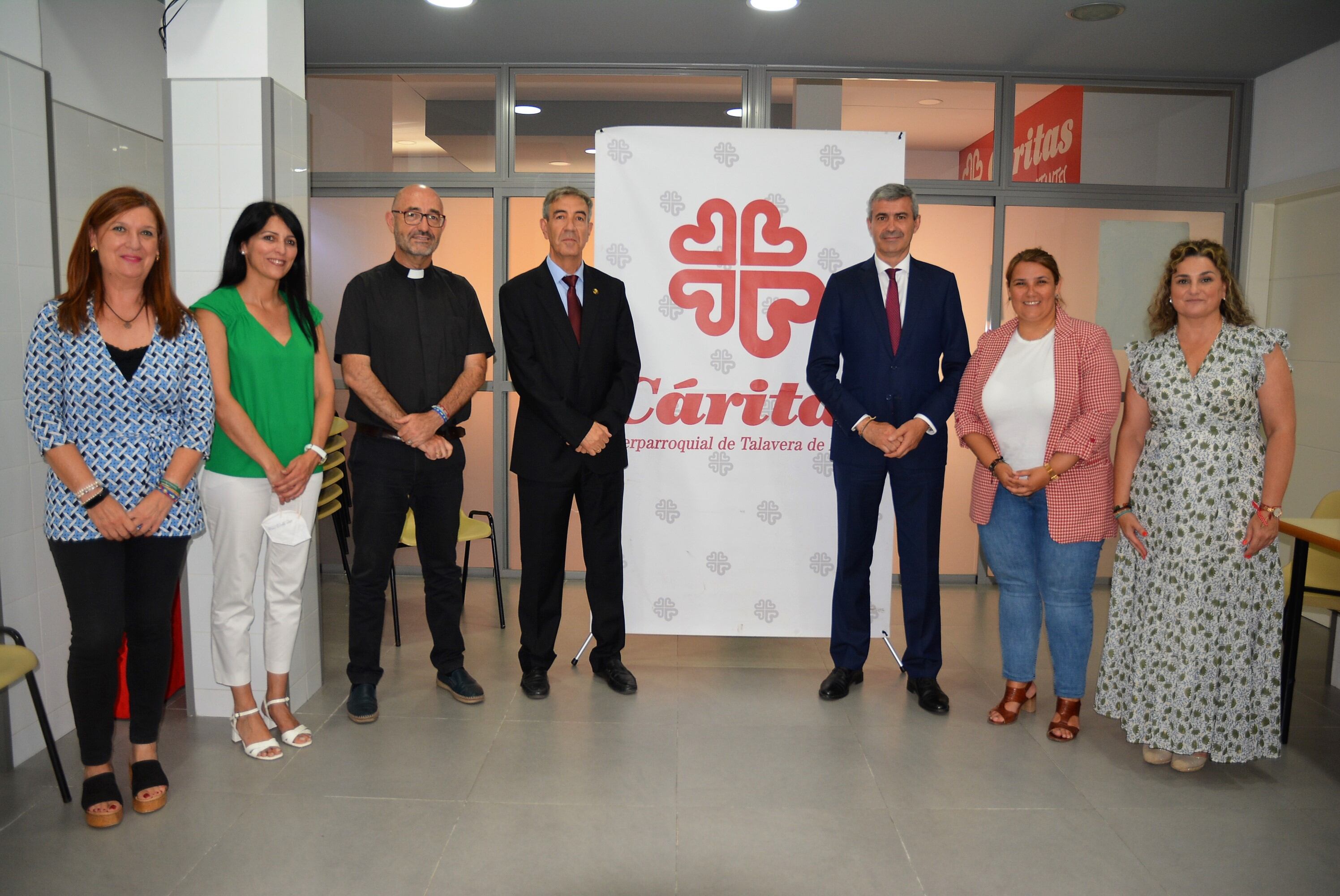 Álvaro Gutiérrez, presidente de la Diputación de Toledo, José Luis González presidente de Cáritas Diocesana Interparroquial de Talavera y Tita García Élez, la alcaldesa de la ciudad