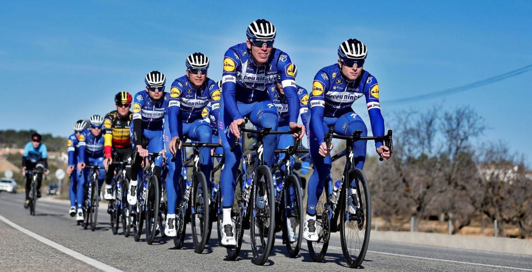 El equipo ciclista belga Deceuninck-Quick Step, autodenominado como los &#039;Wolfpack&#039; (manada de lobos) hizo su presentación en Calpe.