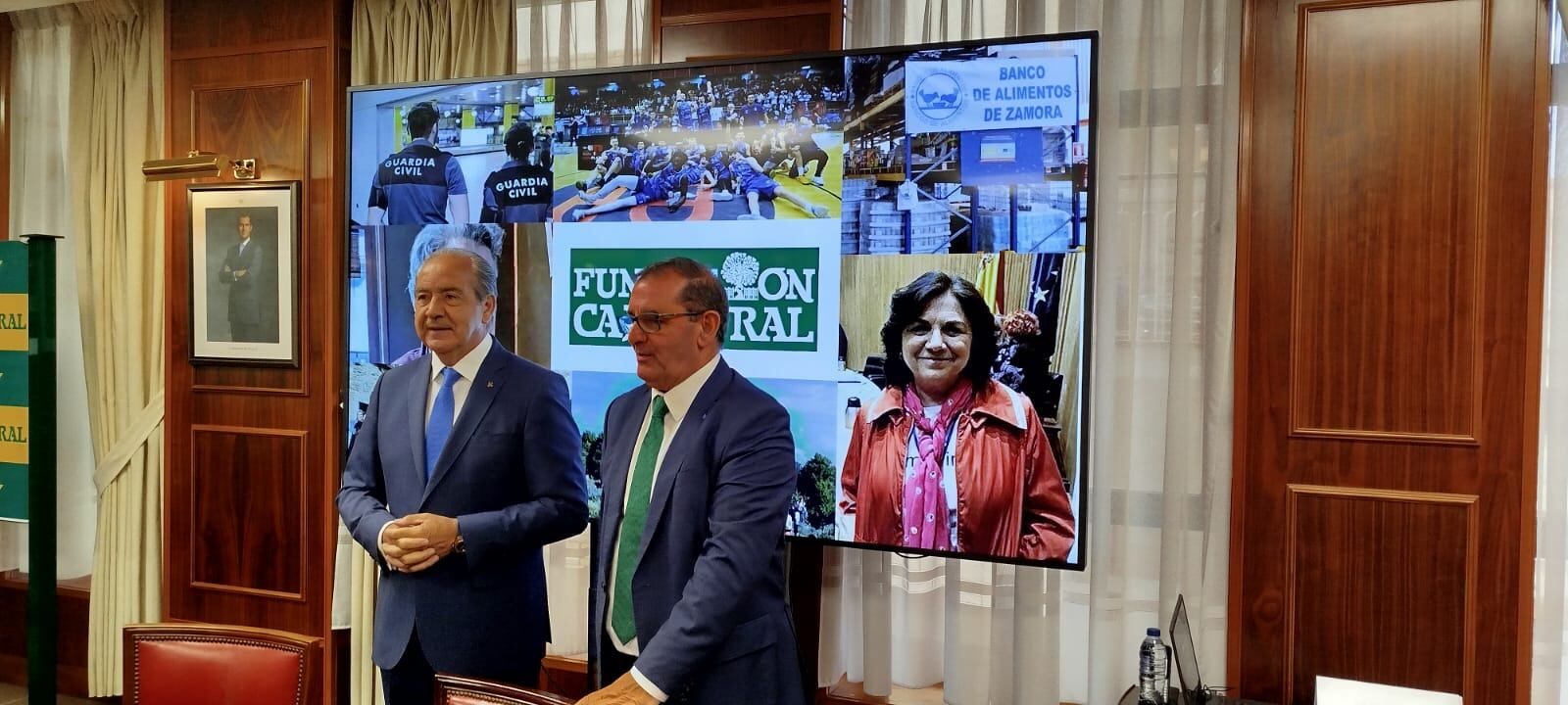El director general de Caja Rural de Zamora, Cipriano García, y el director ejecutivo de la Fundación Caja Rural, Narciso Prieto, en el acto de presentación de los galardonados en los premios anuales de la fundación