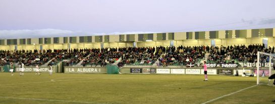 Grada repleta de público en La Albuera en el partido entre la Gimnástica Segoviana y el Unionistas de Salamanca