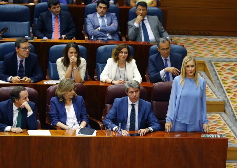 La presidenta de la Comunida de Madrid, Cristina Cifuentes, pronuncia su voto durante el Pleno de la Asamblea de Madrid que ha debatido hoy la moción de censura presentada por Podemos