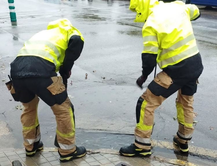 Intervención de los bomberos en una intervención por una inundación (foto de archivo)