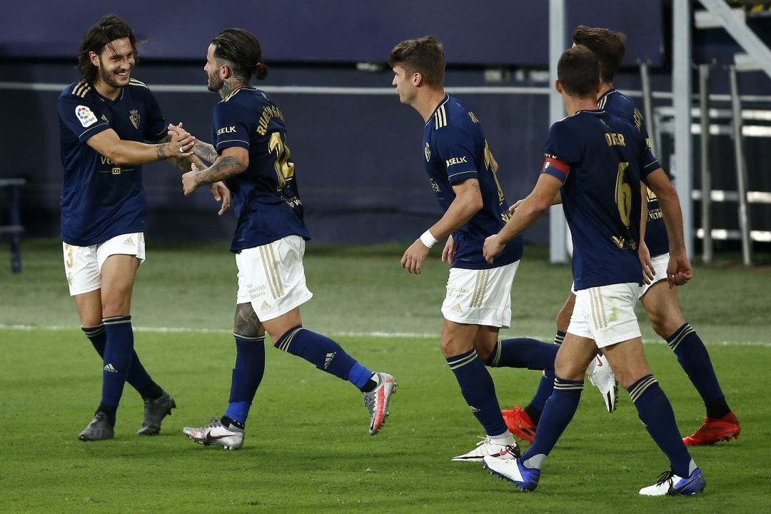 La plantilla de Osasuna celebra el gol