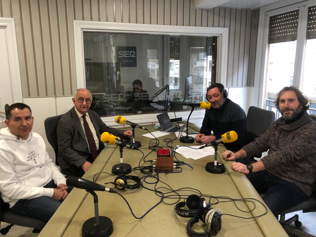 Mesa redonda sobre suicidio, acoso escolar y prevención con el consejero de Educación, Pedro Uruñuela; el presidente de ANPE Rioja, Gustavo Navas, y el vocal de Educación del Colegio de Psicólogos, Juan Rada, junto al periodista Jorge Gómez.