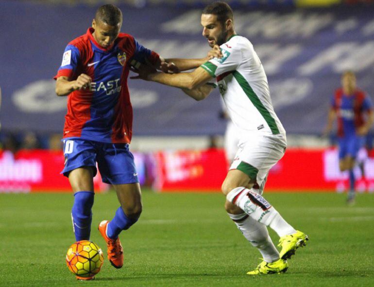 Deyverson ante el Granada