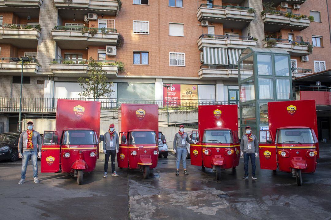 Repartidores de la AS Roma preparados para hacer la primera entrega de los kits