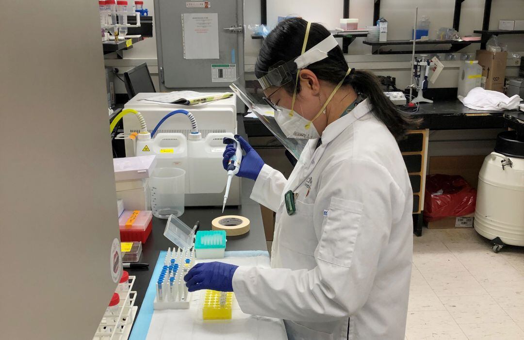 Una científica trabajando en el Laboratorio de Inmunología Plaquetaria de la Universidad canadiense de McMaster.