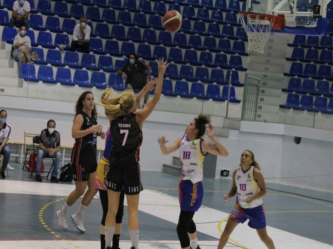 Lanzamiento a canasta de Regina.