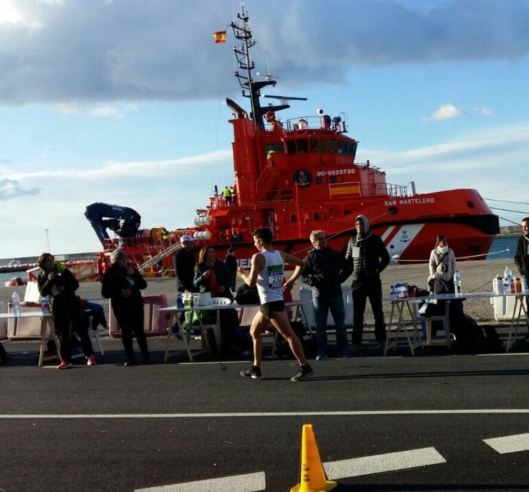 El marchador del club eldense por el puerto de Motril