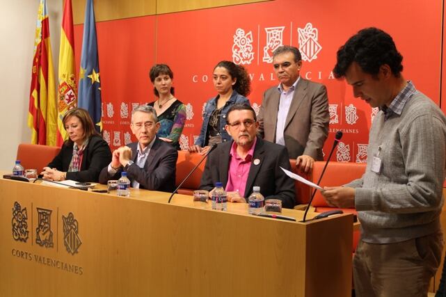 Firma documento antifracking en les Corts por parte de los portavoces parlamentarios de la oposición