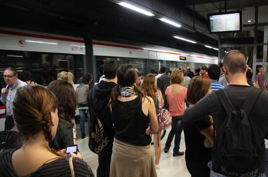 Usuaris a les andades de l'estació de Sants, de Barcelona