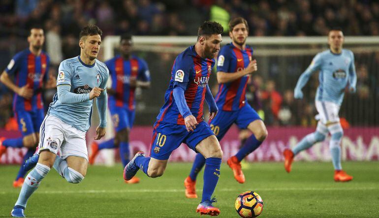 Leo Messi corre y descabalga a Radoja en el Camp Nou