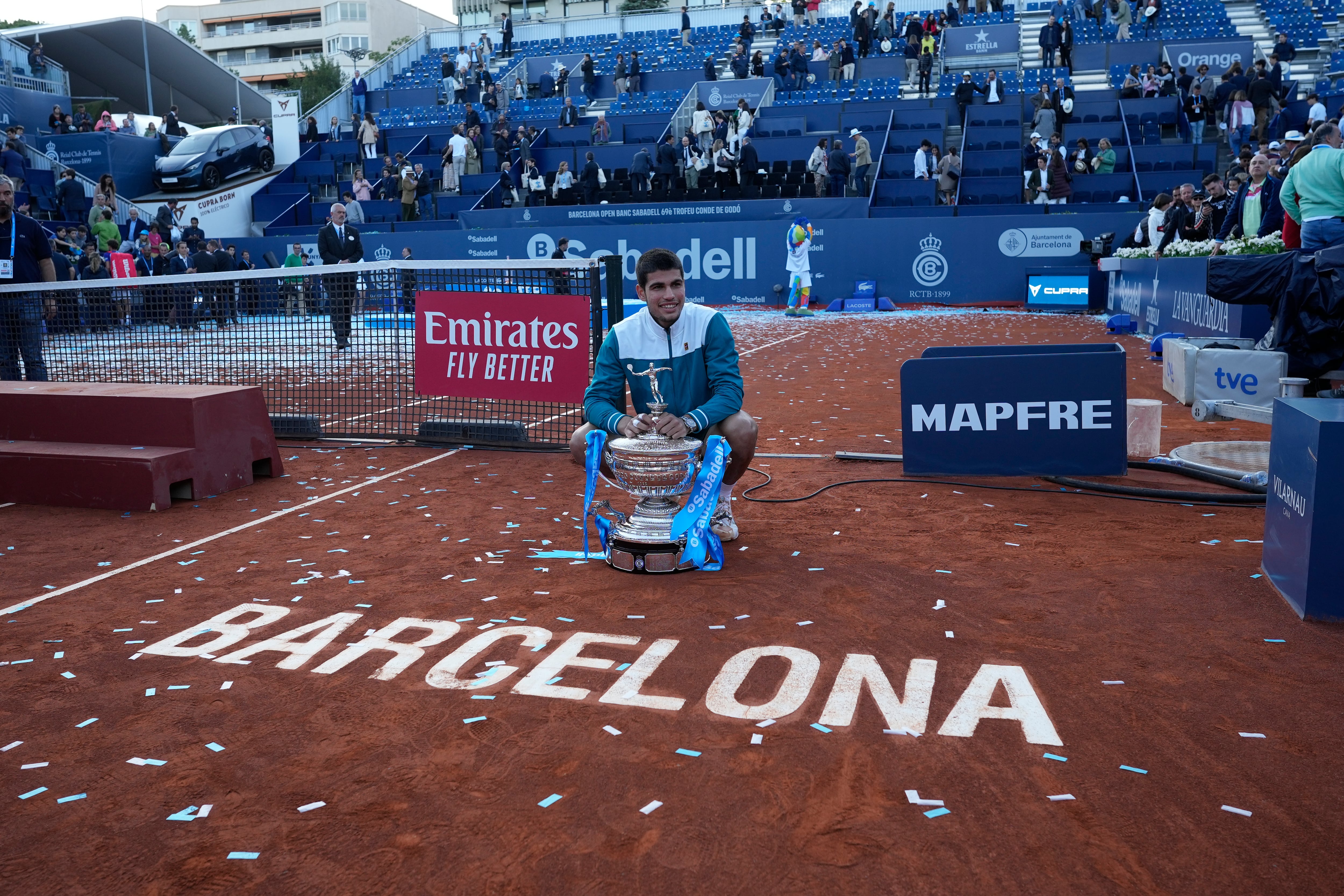 BARCELONA, 24/04/2022.- El tenista español Carlos Alcaraz posa con el trofeo que le acredita vencedor del Barcelona Open Banc Sabadell-Trofeo Conde de Godó, tras derrotar en la final a su compatriota Pablo Carreño 6-3 y 6-2, en la final disputada este domingo en el Real Club de Tenis de Barcelona. EFE / Alejandro Garcia,
