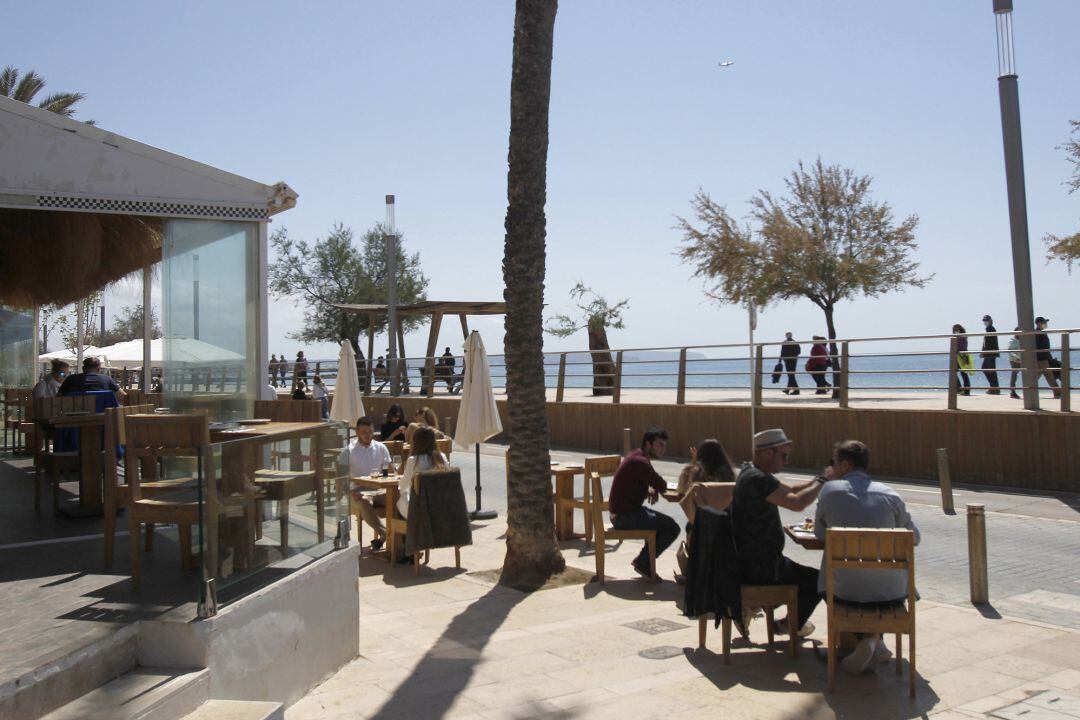 Varias personas en la terraza de un bar, a 11 de abril de 2021, en Mallorca