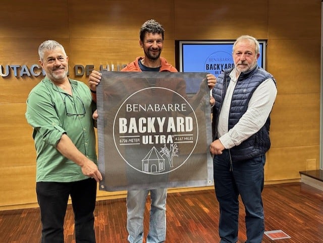 Representantes de la organización de la Backyard ultra de Benabarre y representantes de las instituciones que la apoyan