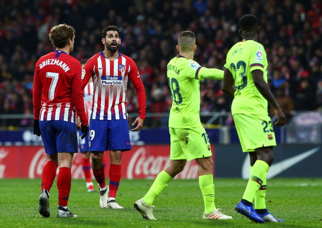 El delantero del Atlético de Madrid Diego Costa (2-i), durante el partido de Liga en Primera División ante el FC Barcelona disputado esta noche en el estadio Metropolitano, en Madrid. 