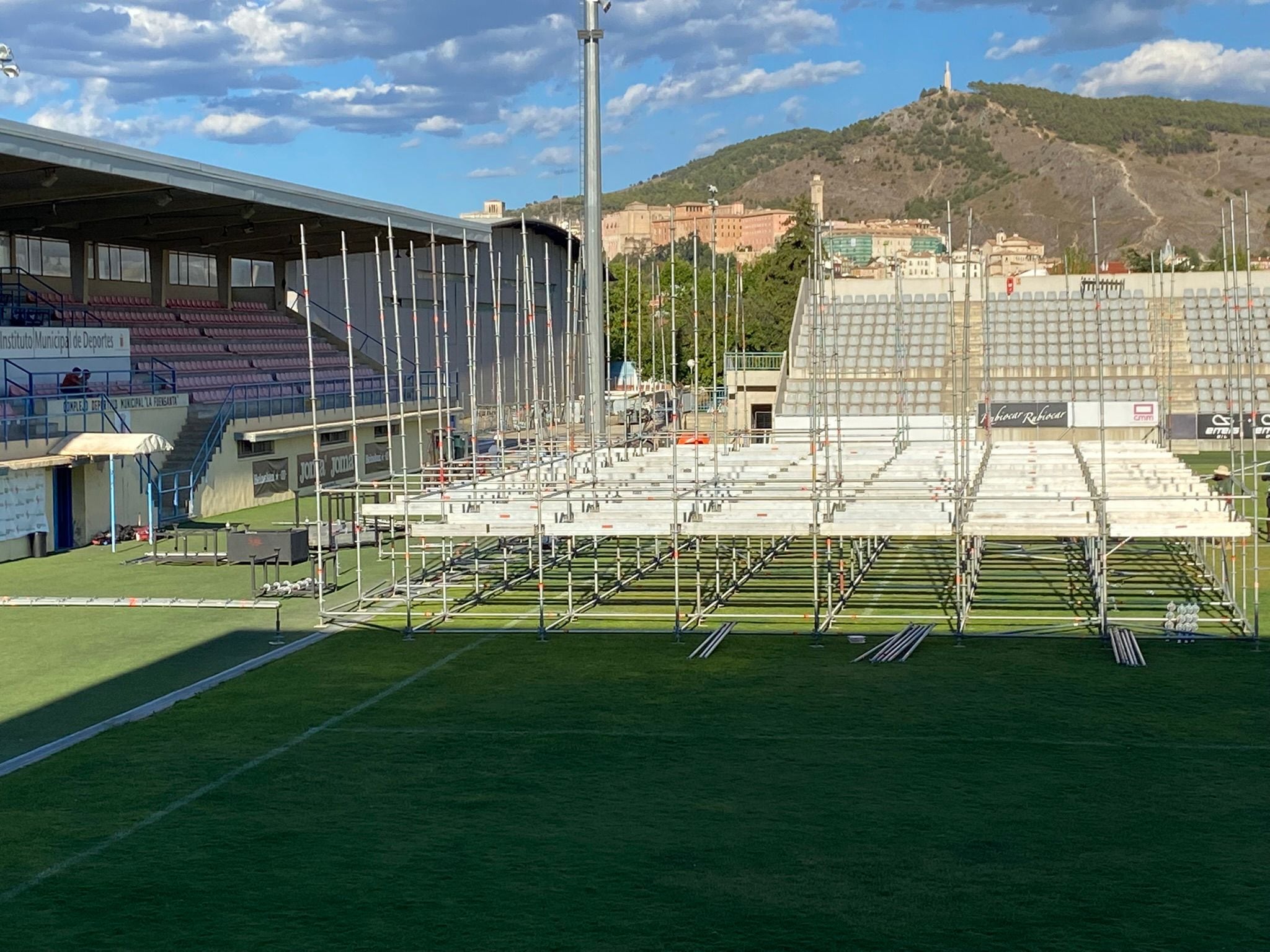 Primeros pasos del montaje del escenario de los conciertos de San Julián en el estado de La Fuensanta